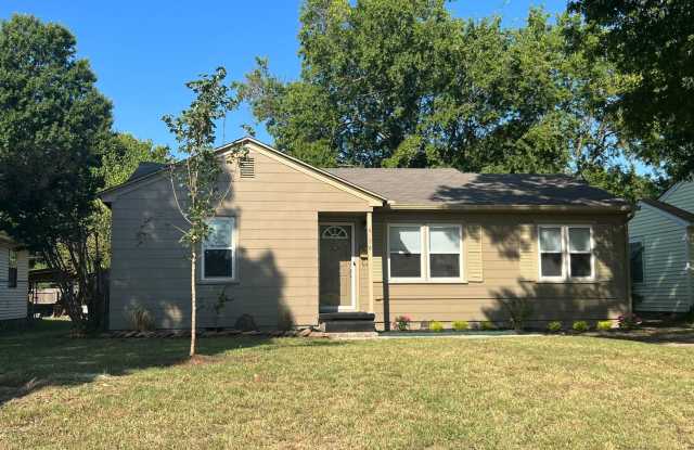 3 bedroom near Riverside Parks Trail!!
