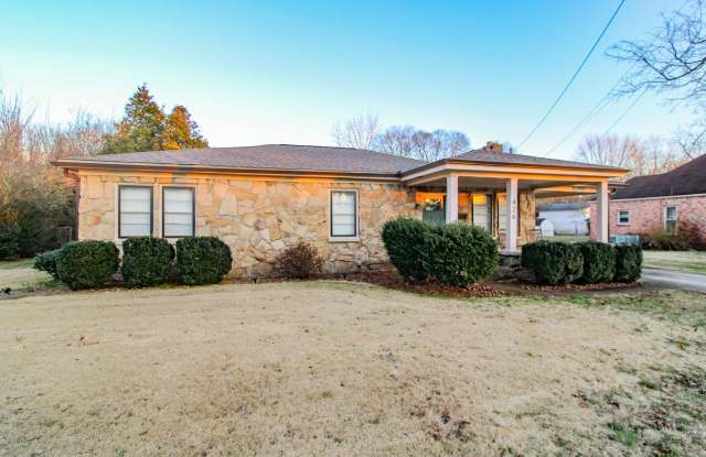 Downtown Athens! Walk to Athens State University! Lawn Care included!