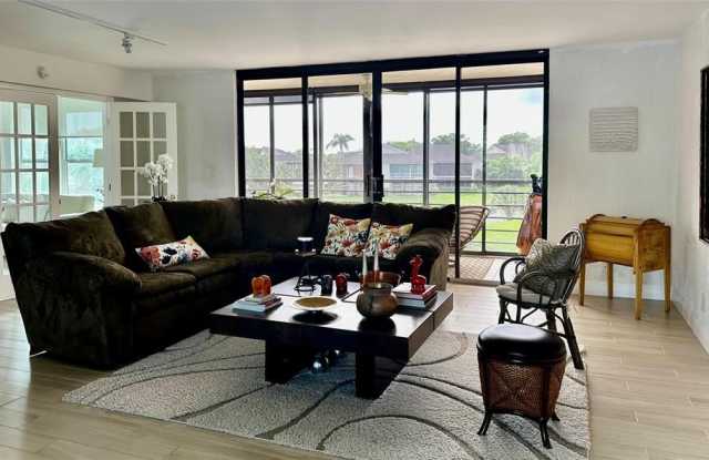 7582 NE Regency Lake Dr