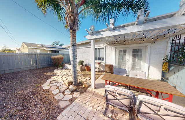 Charming 2-Bedroom Home with Mini Golf Course, Spacious Yard, and Ample Parking