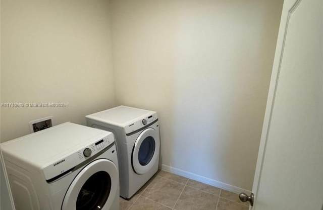 3464 Sandalwood Isle