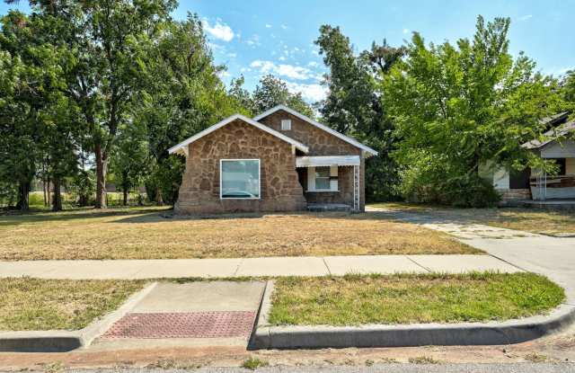 Photo of Large 2 bed / 1 bath house! 3 Minutes from I-235, and 10 Minutes from Bricktown!