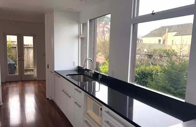 Tranquil & Spacious 2 BR/Den/ 1 BA Condo in the Central Richmond District