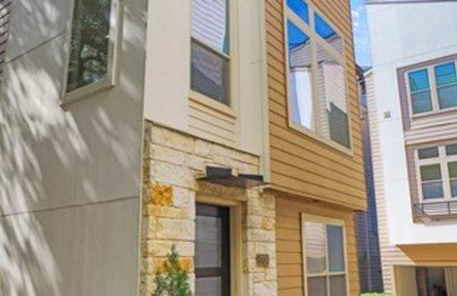 2739 N Pine