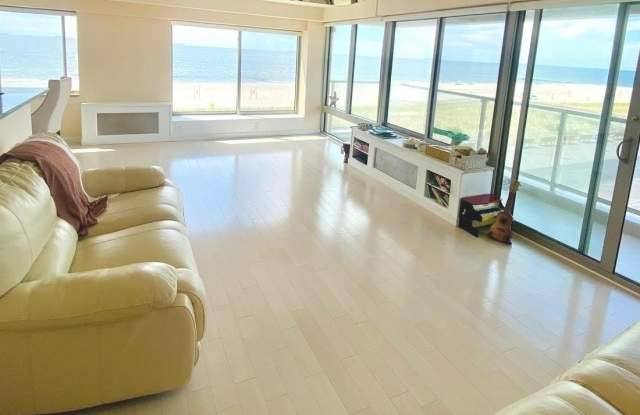 Photo of 170 W Broadway