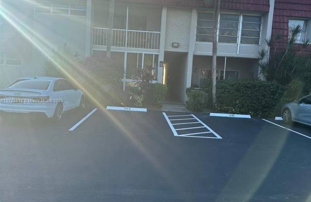 5 SW Jacaranda Country Club Dr