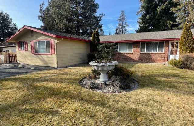 Charming 2-Bedroom, 1-Bathroom Apartment in Bend’s Desirable Neighborhood