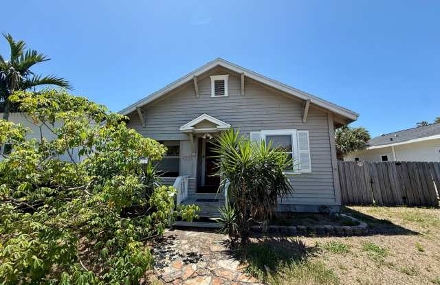 Charming bungalow 3/1 pet friendly blocks from Downtown St. Pete