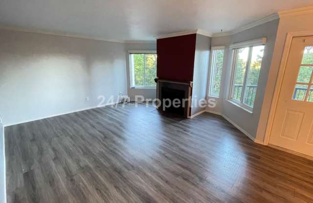 Lovely 2 BD | 2 BA Condo with Balcony - West Linn *Pet Friendly*