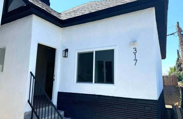 1 MONTH FREE! 4 Bed 2 Bath in Echo Park with Back Patio
