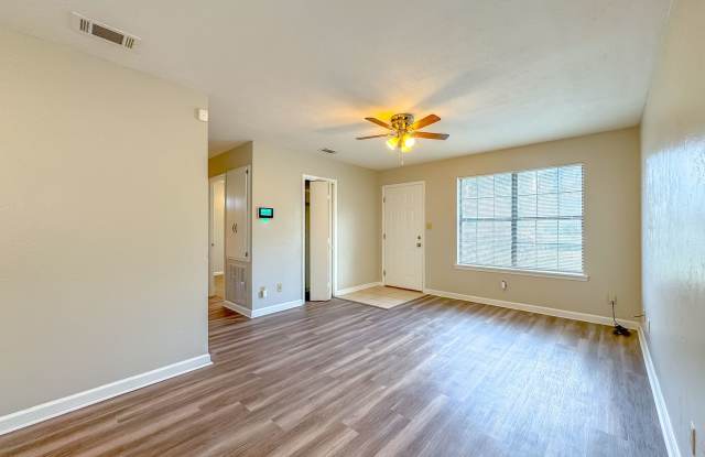 UPDATED 2/2 w/ Open Floor Plan, Walk In Closet! Walk to Restaurants/Shopping! Avail March 1st for $1495/month!