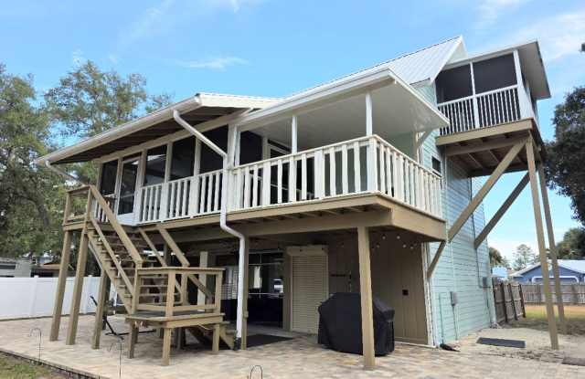 Cozy Coastal Retreat!