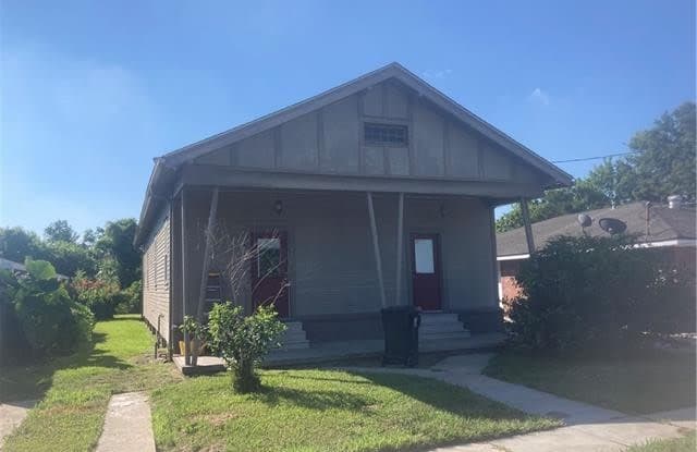 2319 PLAZA Drive - 2319 Plaza Dr, Chalmette, LA 70043