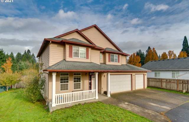***HALF MONTH RENT FREE***FANTASTIC 4 Bed 2.5 Bath Home in Salmon Creek! HUGE side yard and back yard! Extra large private driveway!