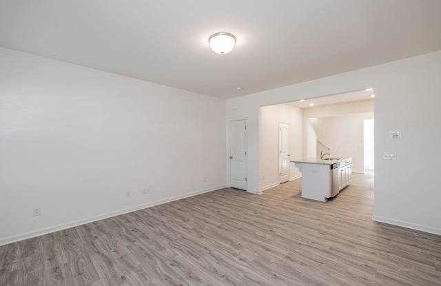 2 BD Townhome Main Street Pineville -New Year's Special 1 Month Free!