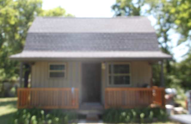 Cabin/Tiny House, 1 bed, 1 Bath on 2 Acres