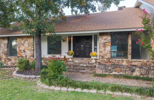 4 bedroom Single Family home in Fianna Hils