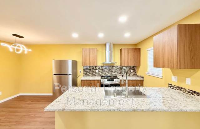 5711 NE 74th Ct