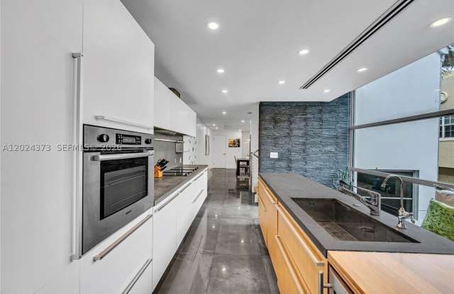 1511 NE 4th Pl