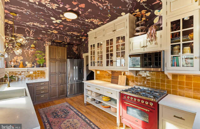 328 GREENWOOD Avenue