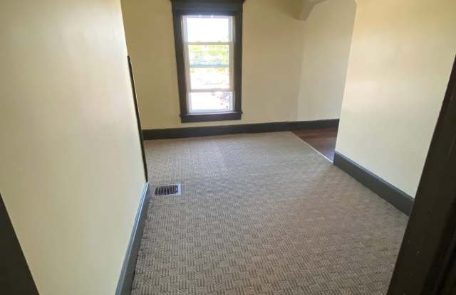 39 W Seminary St
