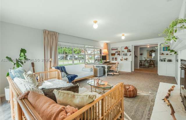 4042 Greenwood Dr