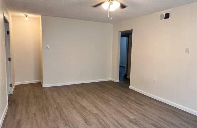 1706 N Interstate 35 unit: 13