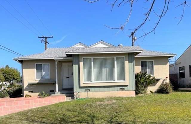 SPACIOUS 3BR/2BA HOME IN LAKEWOOD