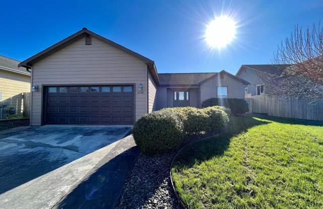 Charming 3 bed 2 bath home with oversized 2 car garage in Humboldt Hill