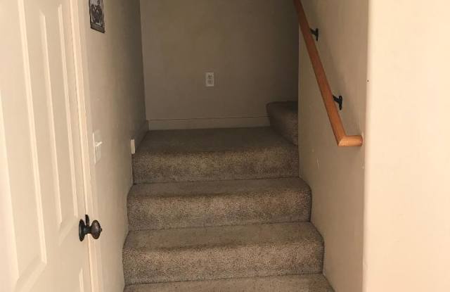 Photo of 3 Bedrooms 2 1/2 Bathroom Bozeman Townhouse - Great Location