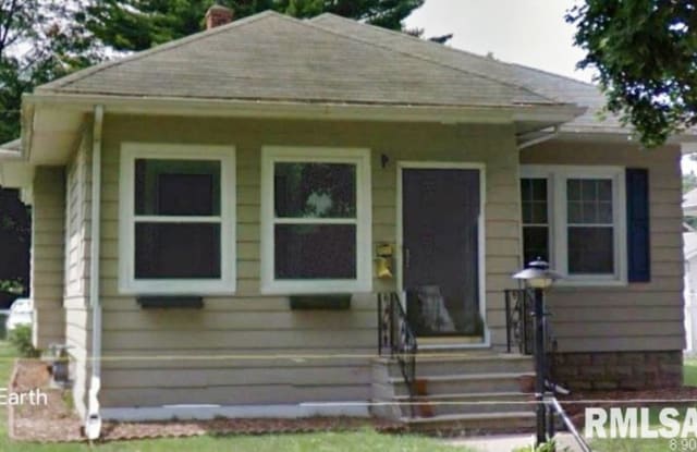 525 E 29TH Place - 525 East 29th Place, Davenport, IA 52803