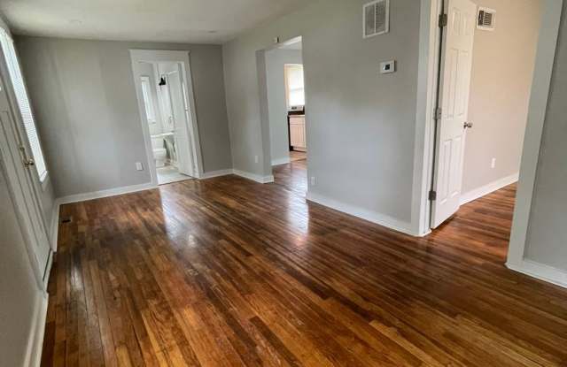 Adorable 2 Bedroom Located in Livonia