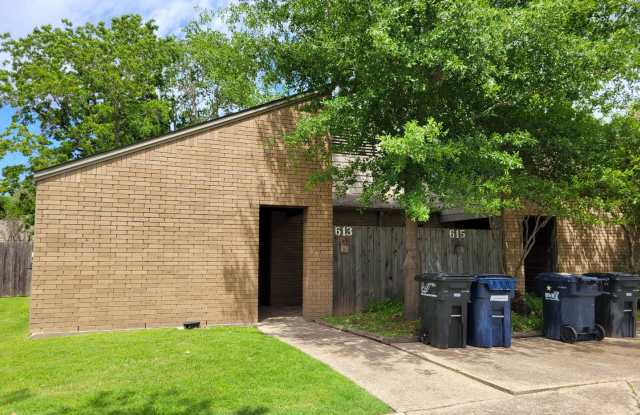 College Station - 2-bedroom, 1-bath Duplex for lease in College Station, on TAMU Shuttle. - 613 Navarro Drive, College Station, TX 77845