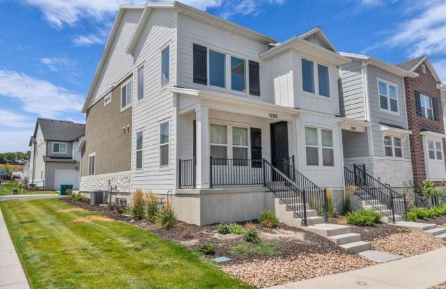 Open and Bright 3 Bedroom 2.5 Bath Townhome in Lehi!