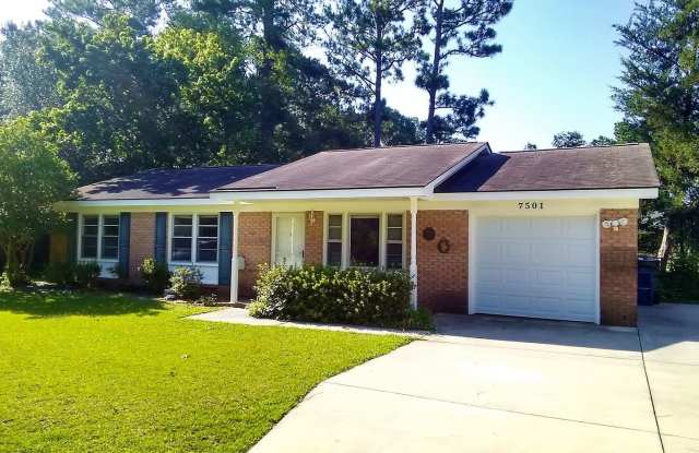 STYLISH 3 Bedroom/1.5 Bathroom with updates close to Fort Bragg & Shopping!