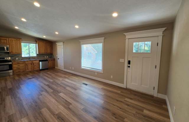 810 W 2000 N unit: R2