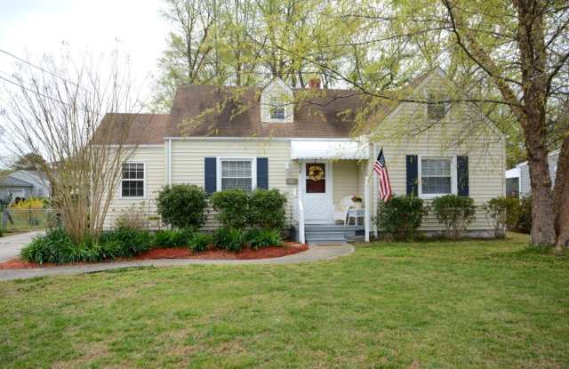 Spacious and well maintained 4 bedroom rental home offering approximately 1,800 square feet in Norfolk, VA!