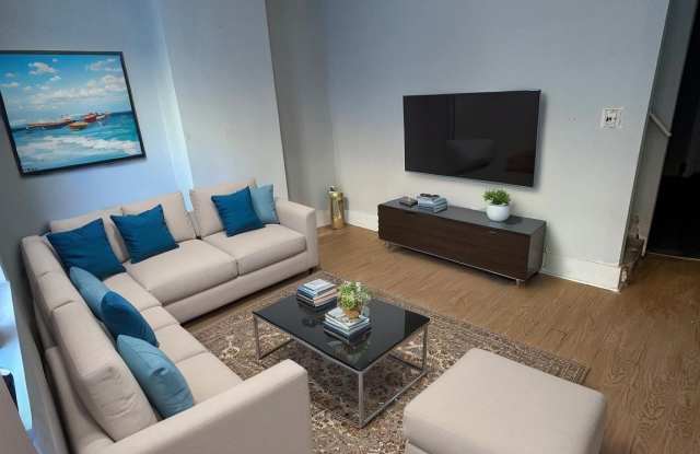 Photo of 2728 W Oakdale St