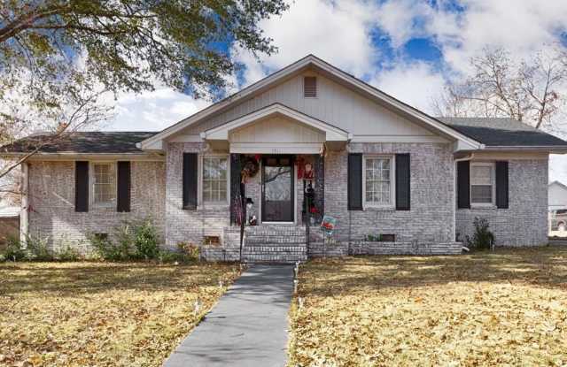 Charming 3 Bedroom, 2 Bathroom Home in Decatur, AL
