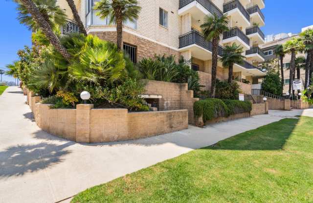 Photo of Luxury Living at 1377 S Beverly Blvd, Los Angeles, CA 90024