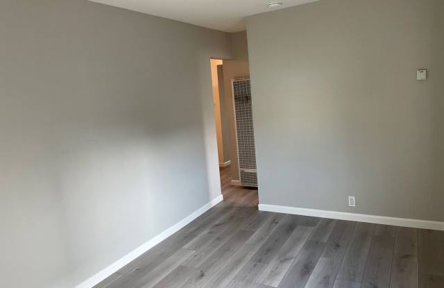 A cozy 2 bedroom and 1.5 bathroom duplex in South San Francisco