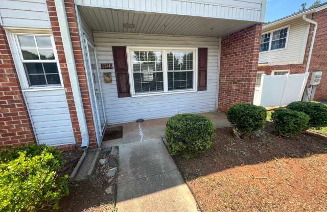 Adorable 2 bedroom, 2 1/2 bathroom townhome in Greensboro!