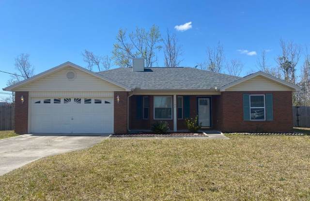 Beautiful Home w/a Large Lot in the Heart of Lynn Haven!