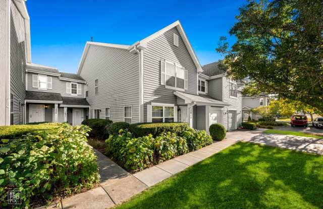 Gorgeous 2 Bedroom Townhome located in Mundelein!