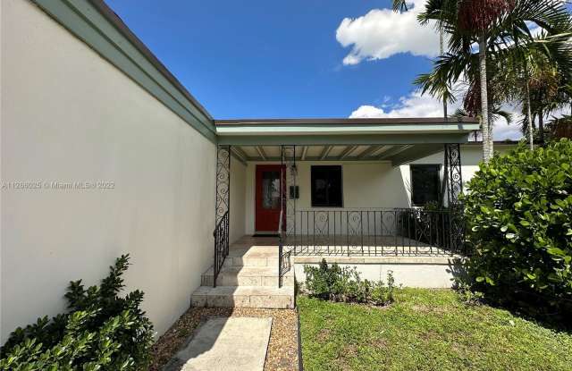 449 Falcon Ave - 449 Falcon Avenue, Miami Springs, FL 33166