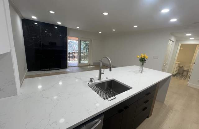 Photo of 910 W Hallam Street unit: 12