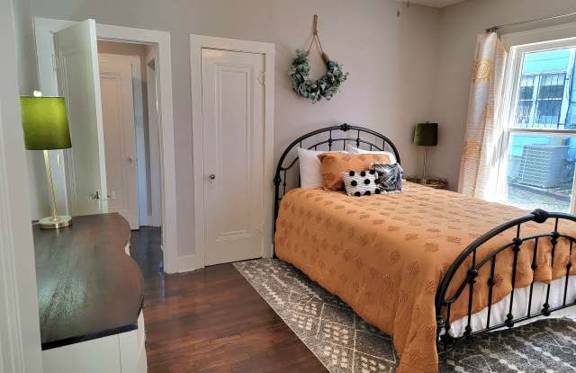 1011 West Mistletoe Avenue