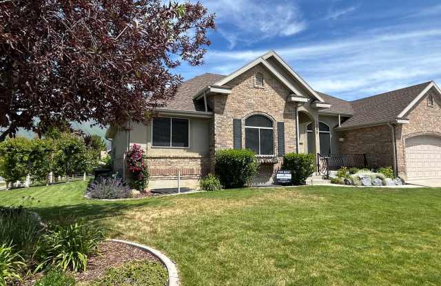 3 Bedroom 2.5 Bathroom Upstairs Unit in Spanish Fork!