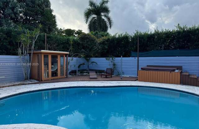 Photo of 985 NE 115th St