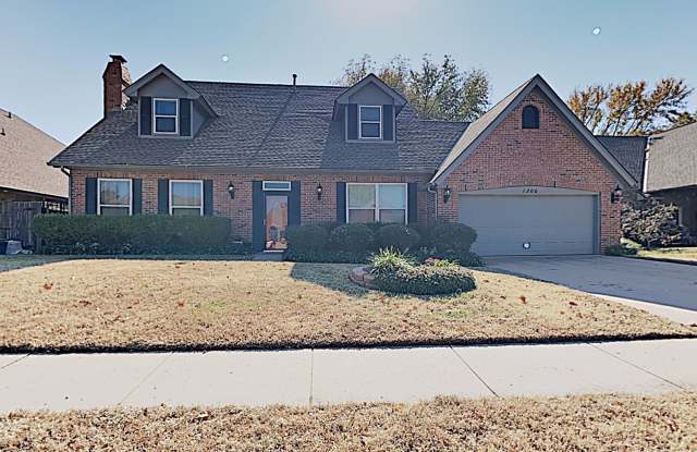 Photo of Beautiful Large 3 Bedroom 2.5 Bath Home in Edmond Schools